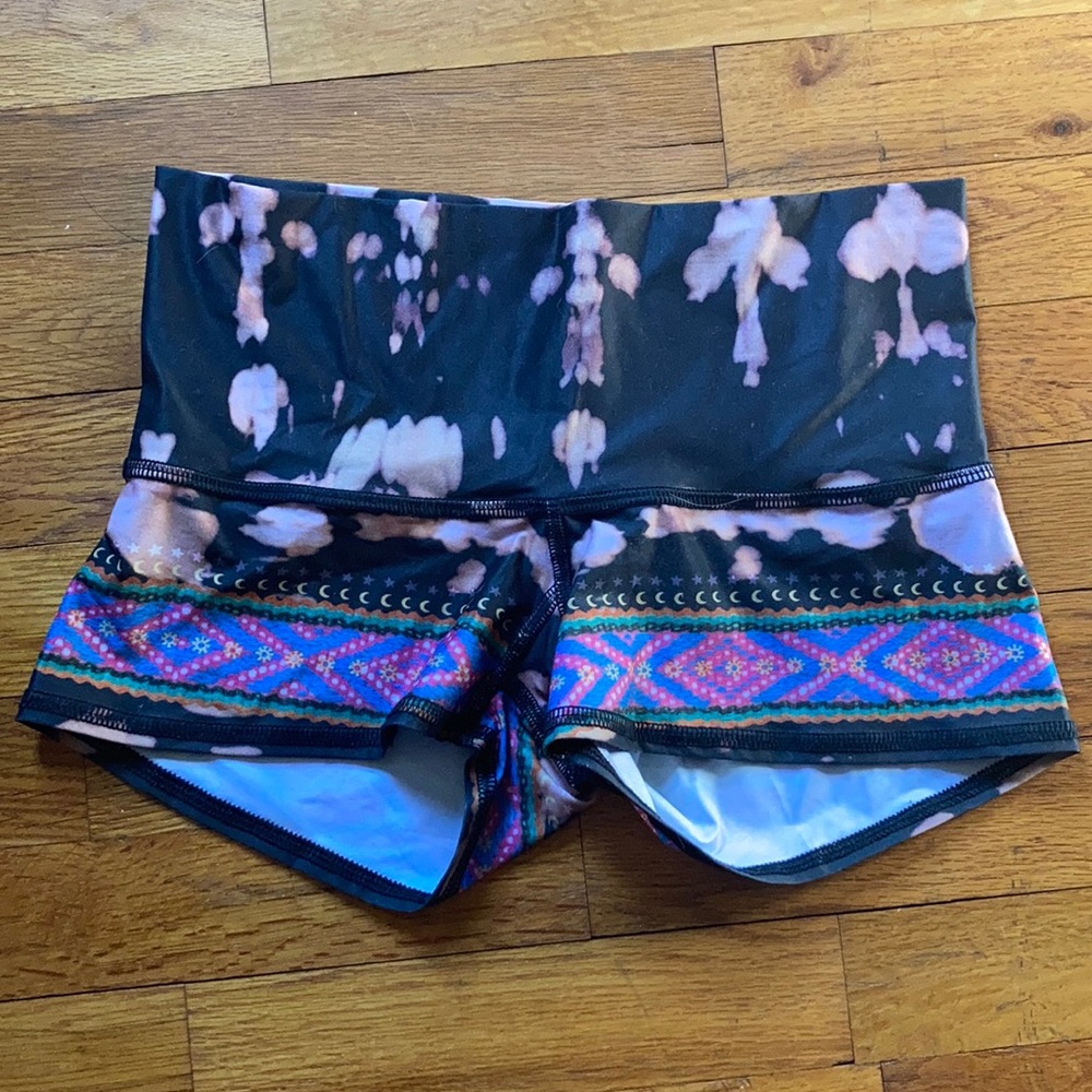 Teeki shorts tie dye